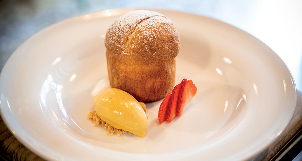 Dolce con panettone, gelato mango e fragole. Dessert gourmet, pasticceria italiana.