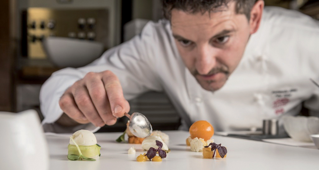 Chef Peter Girtler impiattando. Alta cucina, chef stellato, ristorante gourmet.