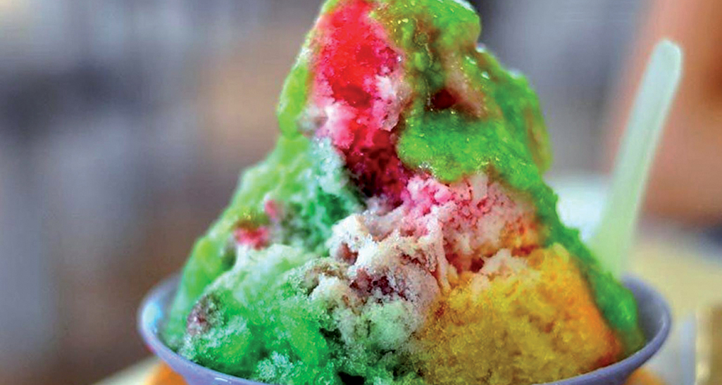 Ice Kacang colorato. Dolce malese con ghiaccio tritato, sciroppo e condimenti. Cucina asiatica.
