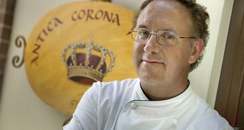 Chef all'Antica Corona Reale. Ristorante stellato, cucina italiana di lusso. Corona e chef famoso.