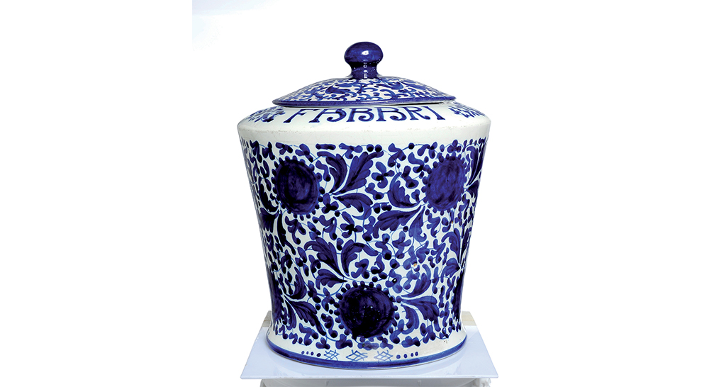 Vaso Fabbri in ceramica blu e bianca. Decorazioni floreali e coperchio. Artigianato italiano.