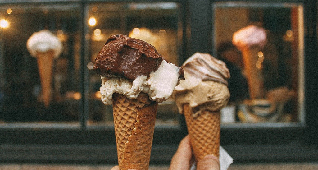 Gelato artigianale italiano in cono: cioccolato, panna. Delizia estiva!