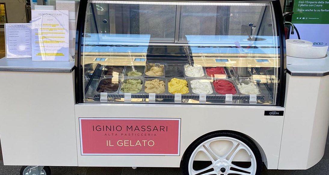 Gelato artigianale di Iginio Massari. Vetrina con gusti assortiti, alta pasticceria italiana.