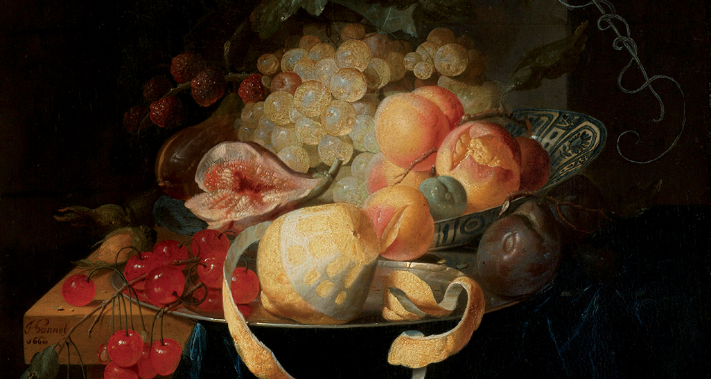 Natura morta con frutta: uva, pesche, fichi, ciliegie e limone sbucciato. Pittura olandese antica.