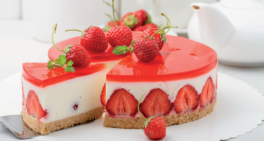 Torta di fragole fresca e deliziosa. Dessert estivo con gelatina rossa e base croccante.