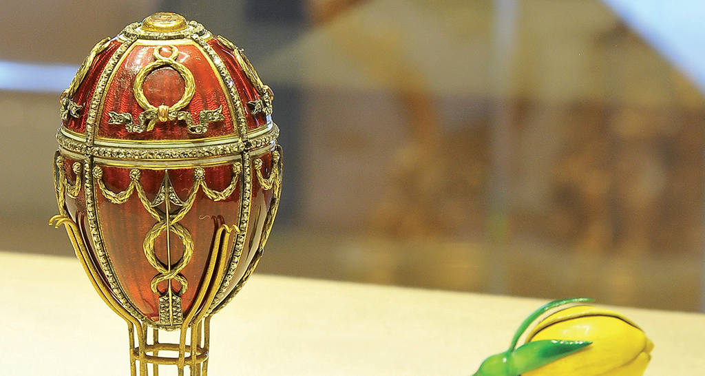 Uovo Fabergé Rosebud rosso e oro. Gioiello imperiale russo con diamanti.