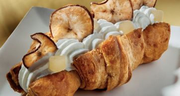 Dolce di pasta sfoglia con panna, mele caramellate e cubetti di frutta candita.