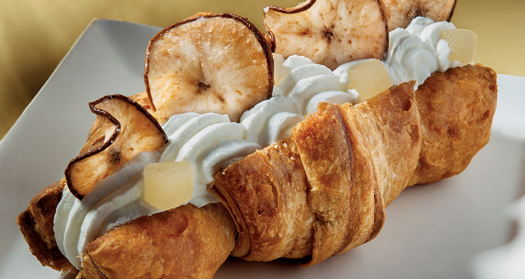 Dolce di pasta sfoglia con panna, mele caramellate e cubetti di frutta candita.