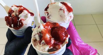 Gelato artigianale con fragole. Dessert fresco e goloso, ideale per l'estate.