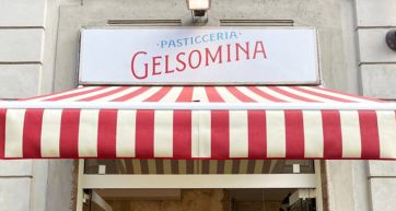 Pasticceria Gelsomina: insegna e tenda a righe rosse e bianche dell'ingresso.