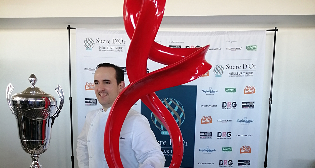 Chef premiato con trofeo e scultura rossa Sucre d'Or.