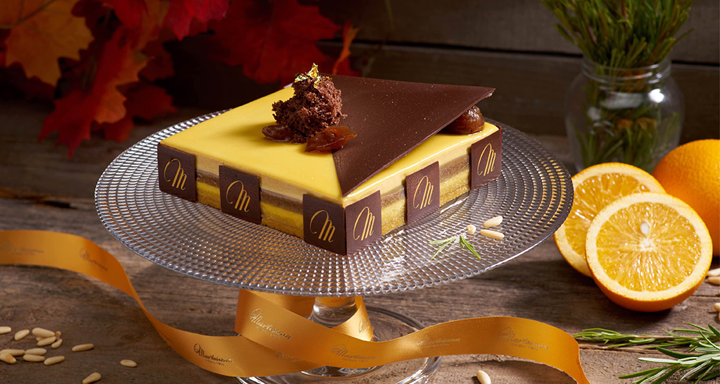 Torta Tuscia di Pasticceria Martesana. Dolce artigianale con cioccolato e decorazioni autunnali. Pasticceria italiana di alta qualità.