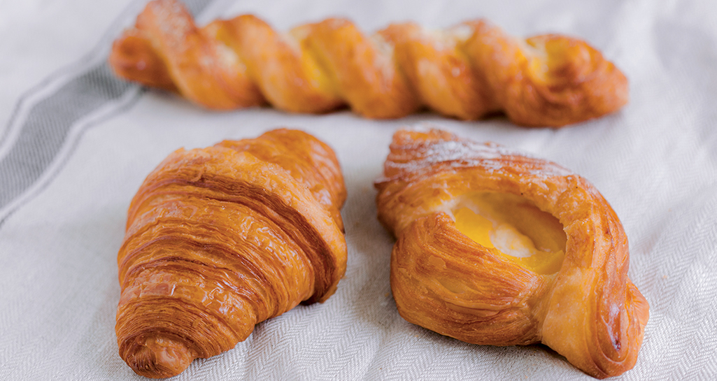 Croissant e brioche assortite. Pasticceria da forno, colazione golosa.
