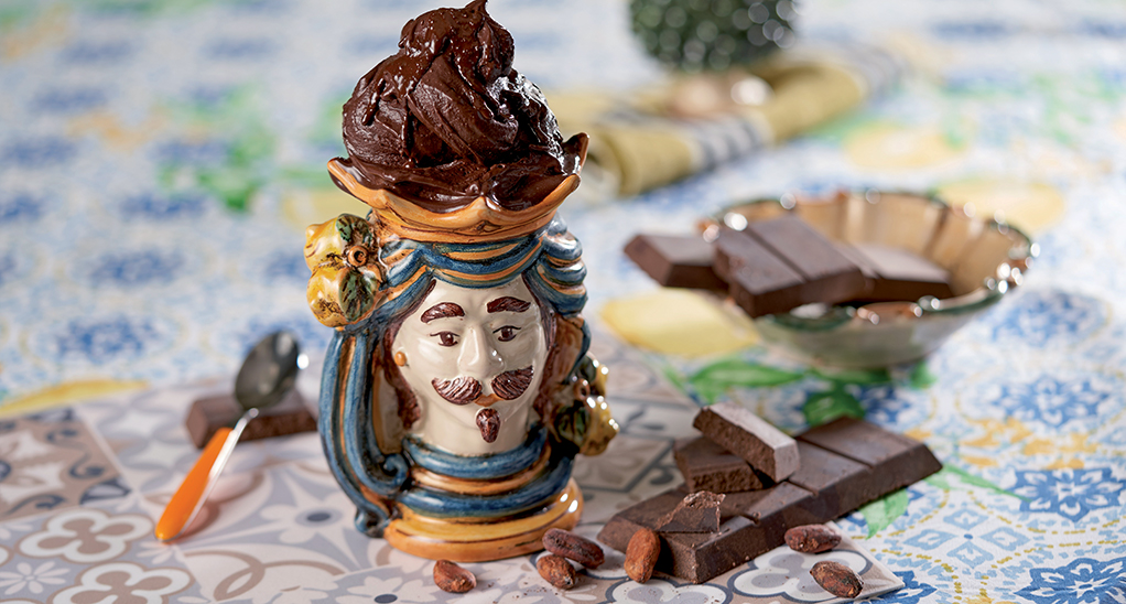 Cioccolato di Modica in testa di moro siciliana. Cioccolato artigianale, fave di cacao, tradizione siciliana.