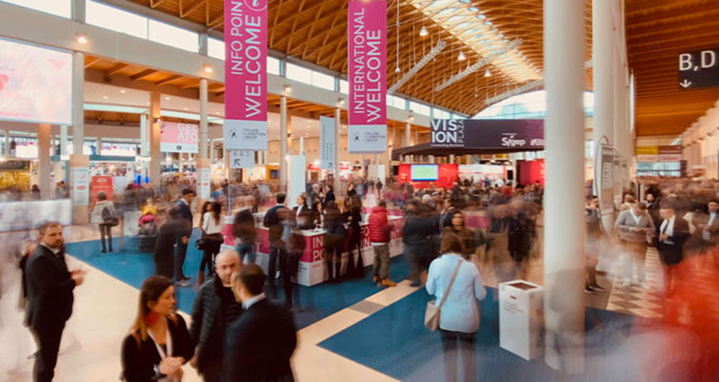 Folla al SIGEP, fiera internazionale del gelato, pasticceria e panificazione artigianali. Evento a Rimini.