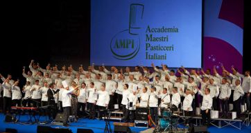 Gruppo di pasticceri AMPi festeggiano sul palco. Evento, Maestri Pasticceri Italiani.