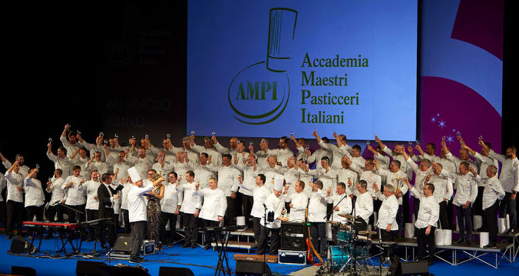 Gruppo di pasticceri AMPi festeggiano sul palco. Evento, Maestri Pasticceri Italiani.