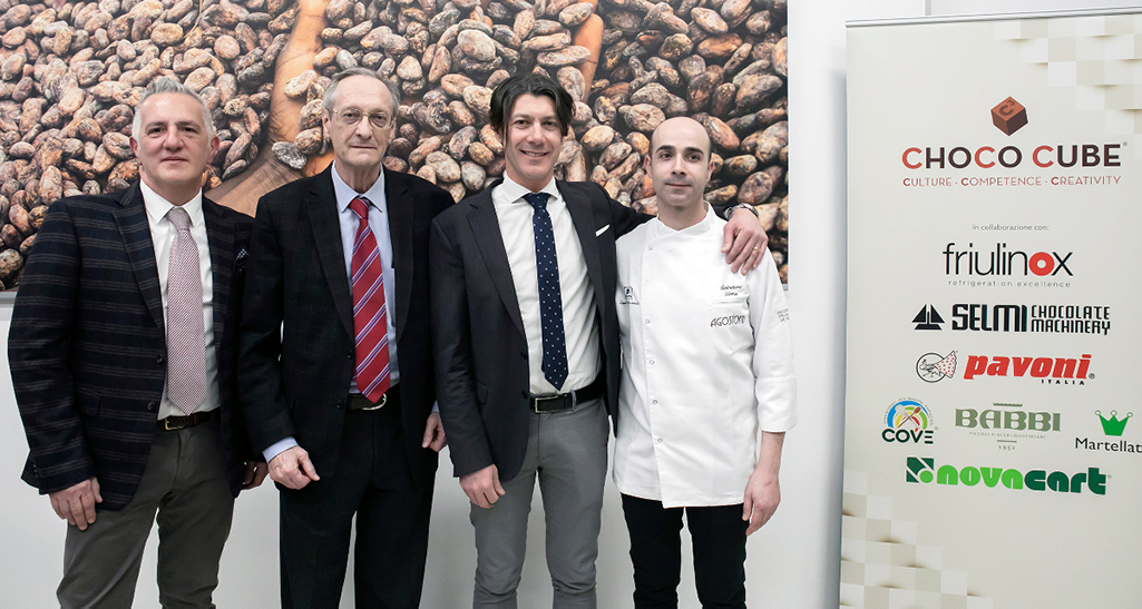 Gruppo di persone con logo Choco Cube e fave di cacao. Cioccolato artigianale.