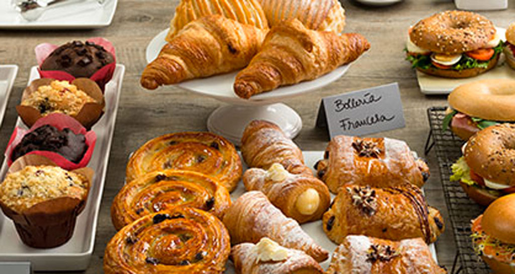 Assortimento di dolci da forno: croissant, pain au chocolat, muffin e bagel farciti. Pasticceria francese.