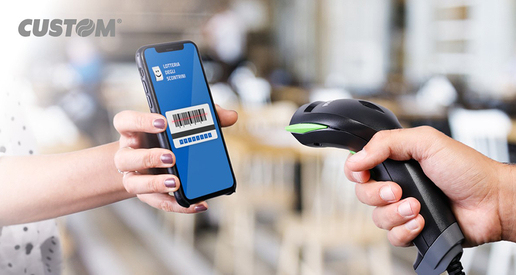 Scanner legge codice lotteria su smartphone. Lotteria degli scontrini, scanner di codici a barre.