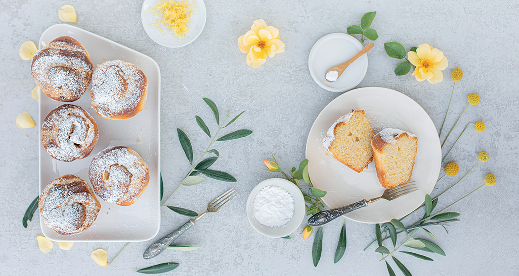 Dolci Madamadore con zucchero a velo. Torta soffice, fiori gialli e decorazioni. Pasticceria artigianale.