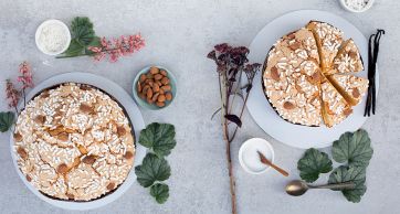 Torta Madamadore artigianale con mandorle e decorazioni. Dolce tradizionale italiano, vista dall'alto.