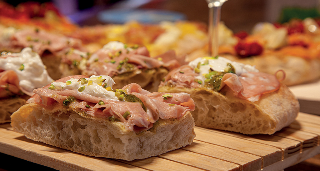 Scrocchiarella milanese con mortadella, stracciatella e pistacchi. Assortimento di pizze gourmet.