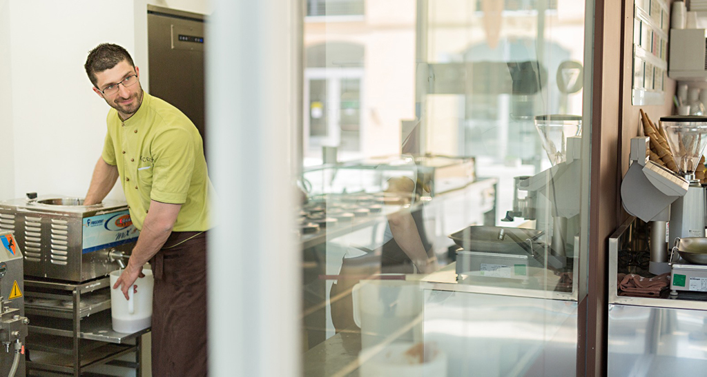 Stefano Guizzetti prepara il gelato artigianale. Gelateria italiana, chef al lavoro.