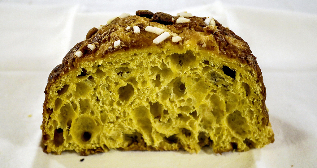 Fetta di colomba pasquale artigianale con glassa e granella di zucchero. Soffice e golosa.