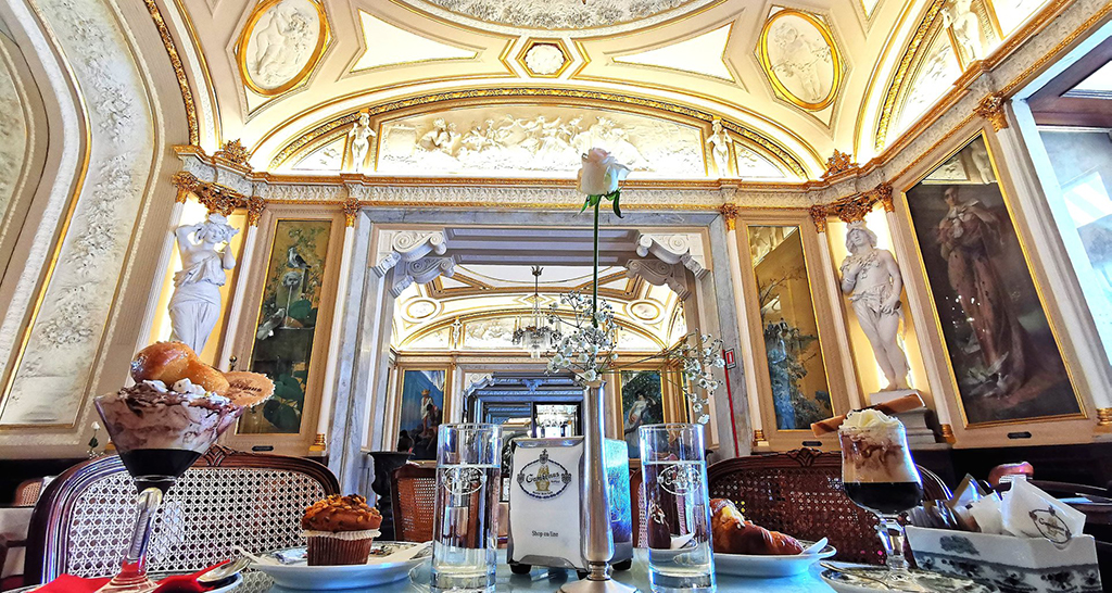 Interno del Caffè Gambrinus, Napoli. Arredi lussuosi, dolci e bevande. Arte, storia e tradizione napoletana.