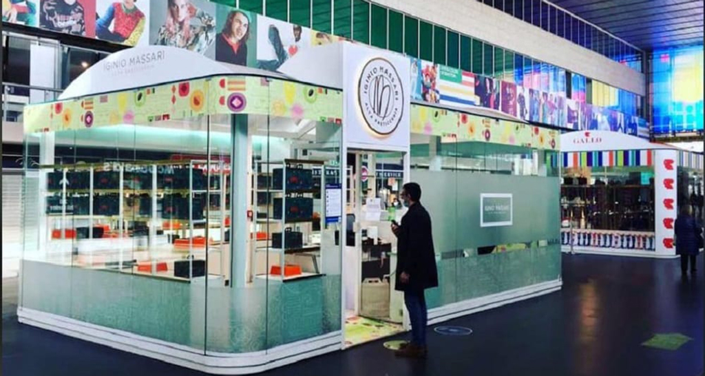 Pasticceria Massari Roma: vetrina con dolci e panettoni artigianali. Design moderno, alta pasticceria italiana.