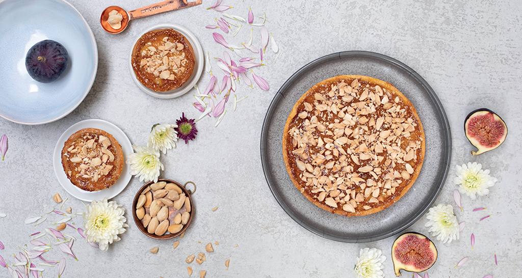 Dolci di pasticceria con fichi e mandorle. Torta e tortine artigianali.