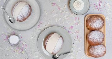 Dolci di pasticceria con crema e zucchero a velo. Bomboloni artigianali.