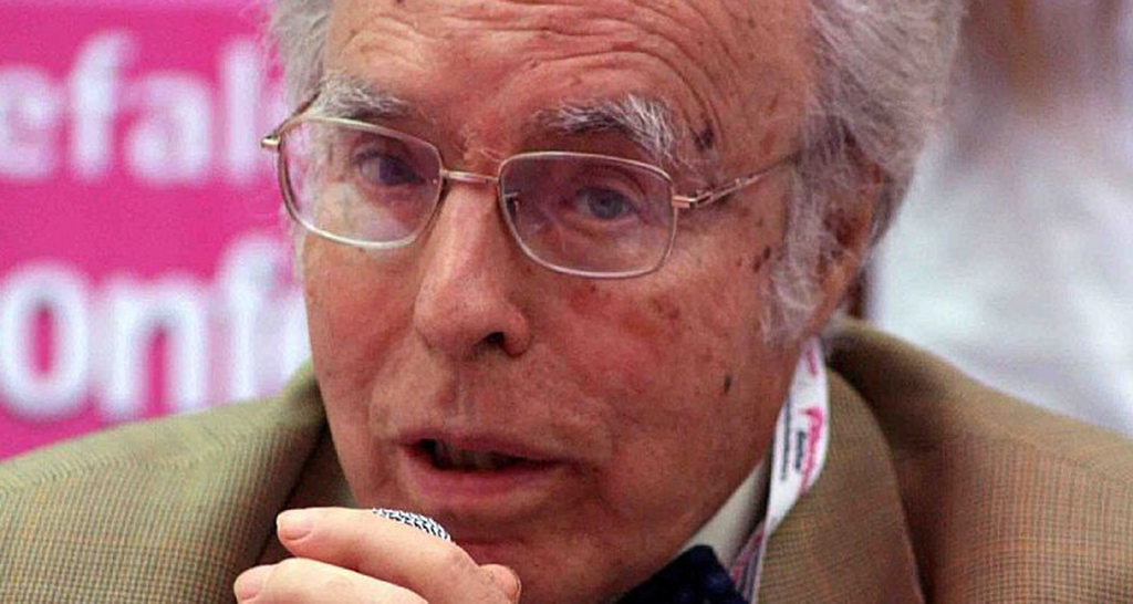 Caviezel al Sigep: primo piano di un oratore con occhiali. Evento gelateria e pasticceria.