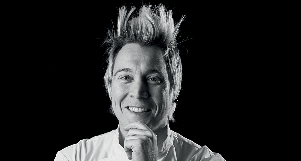 Chef Mainardi sorridente. Ritratto in bianco e nero di cuoco italiano con capelli biondi.