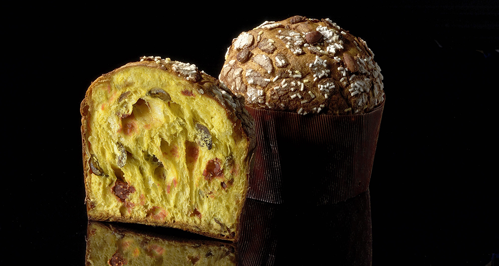 Panballotto artigianale tagliato. Dolce pasquale con canditi e glassa di mandorle. Specialità italiana.