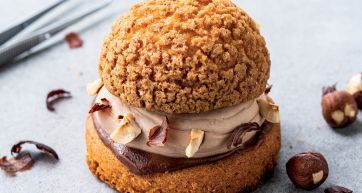 Dolce Saint-Honoré: pasta choux con crema al caffè e nocciole. Pasticceria artigianale, dessert goloso.