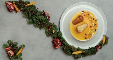 Baba napoletano in piatto con decorazioni festive. Dessert tradizionale, cucina italiana.