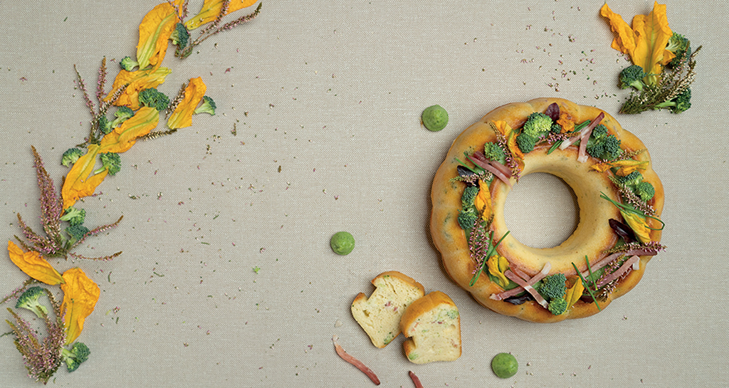 Corona salata autunnale con fiori di zucca e broccoli. Idea per ricetta creativa e decorativa.