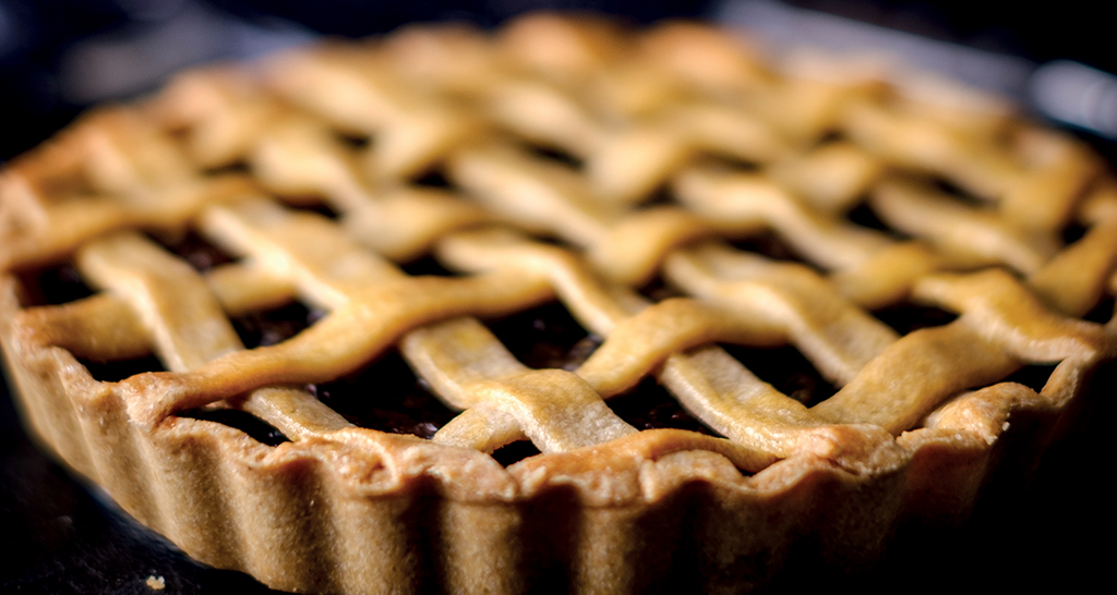 Crostata fatta in casa con marmellata. Deliziosa torta di pasta frolla.