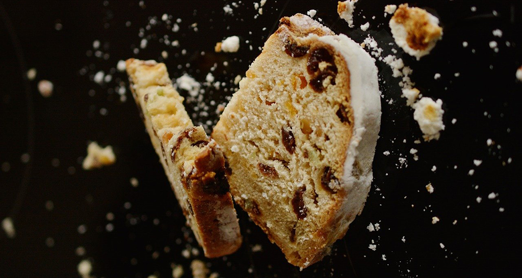 Fette di stollen natalizio con uvetta e zucchero a velo. Dolce tipico del Natale.