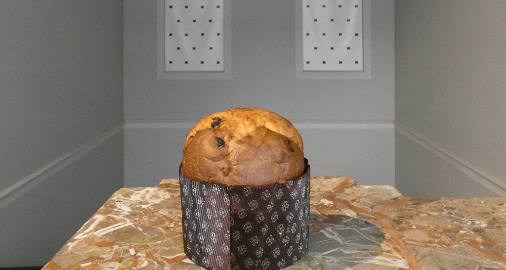 Panettone artigianale Terzaghi su tavolo di marmo. Dolce natalizio tradizionale italiano.