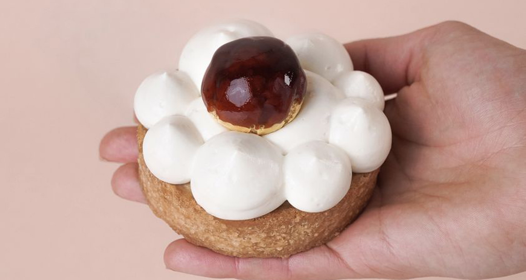 Crostata artigianale con crema bianca e marron glacé. Pasticceria italiana.