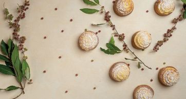 Dolci veneziane con zucchero a velo, rametti di alloro e bacche. Pasticceria artigianale italiana.