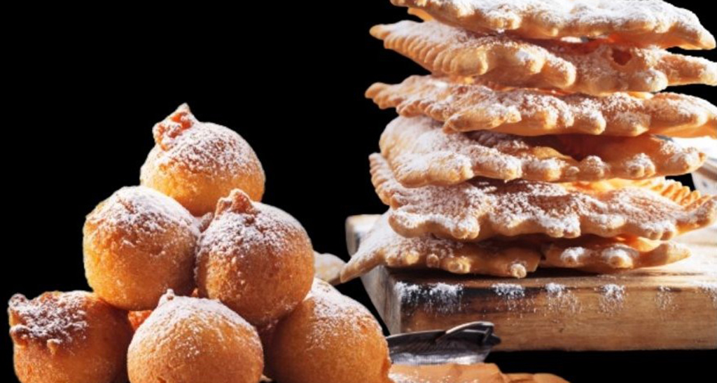 Frittelle e chiacchiere di Carnevale con zucchero a velo. Dolci tipici italiani.