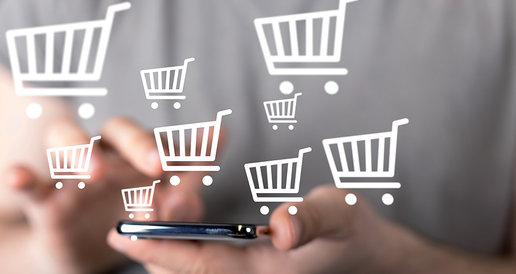 Shopping online. Carrelli e-commerce su smartphone. Acquisti digitali, offerte online.