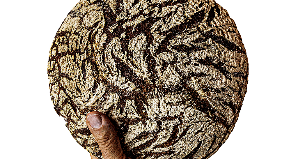 Pane di segale artigianale con crosta croccante. Panificazione naturale.