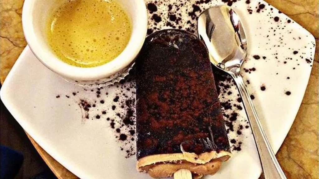 Gelato al cioccolato su stecco con zabaione e cucchiaio. Dessert goloso.