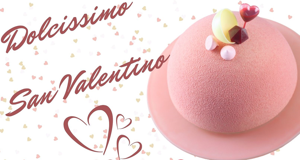 Dolcissimo San Valentino: torta rosa con decorazioni a forma di cuore. Dessert romantico per la festa degli innamorati.