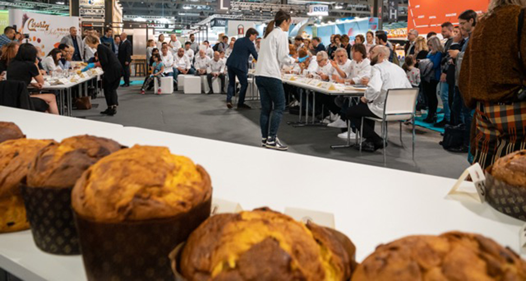 Campionato mondiale del panettone: assaggi, giuria e pubblico. Panettoni artigianali in primo piano.